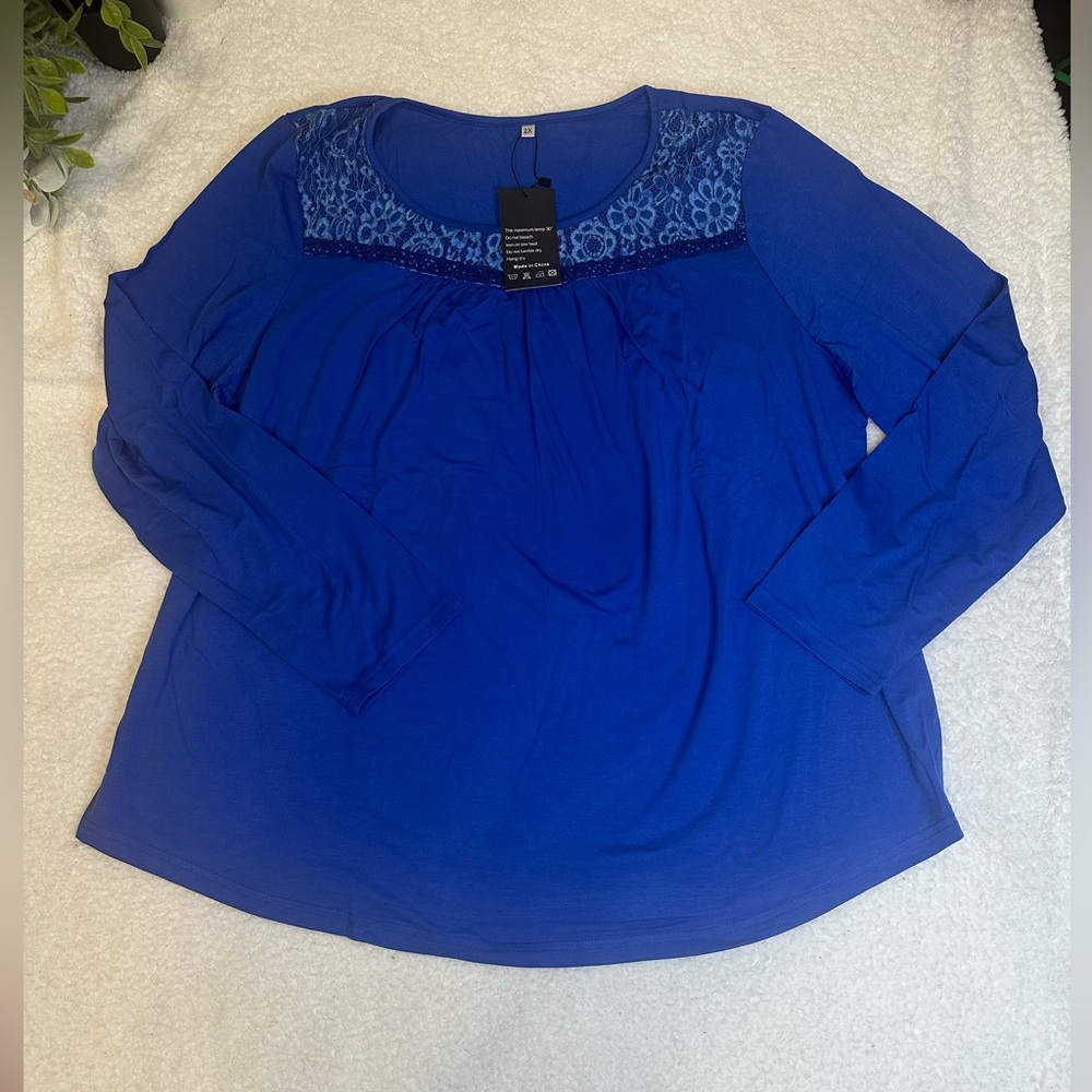 Women’s tee with lace. Women’s size 2X.